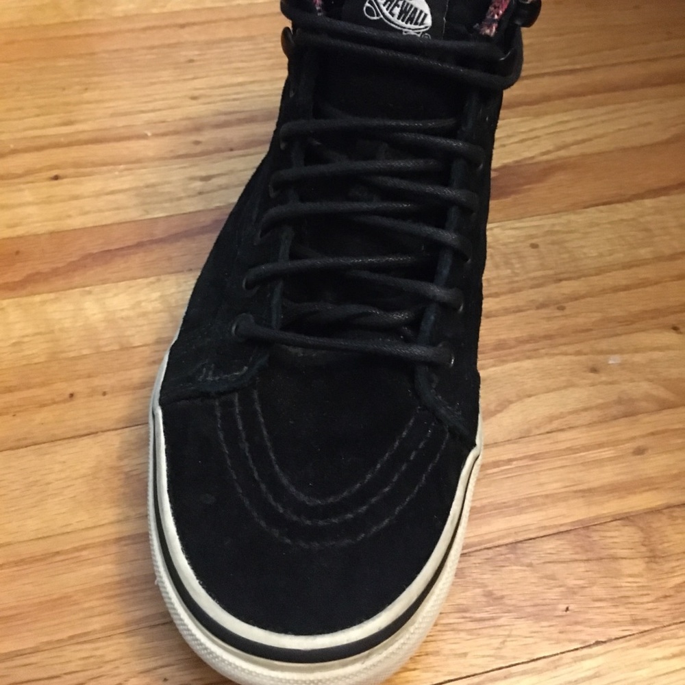 𝗕𝗹𝗮𝗰𝗸 𝗛𝗶𝗴𝗵 𝗧𝗼𝗽 𝗩𝗮𝗻𝘀 - Picture 4 of 11